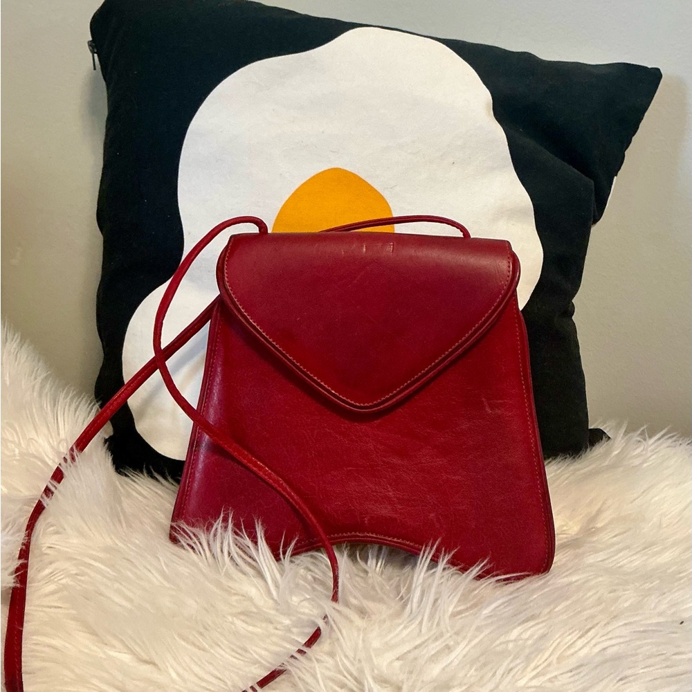 Red Crossbody Bag with Structured Design and Sleek Finish